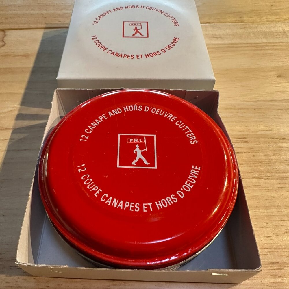12 VINTAGE D.H.L. CANAPE AND HORS D'OUVRE CUTTERS FROM THE 70'S